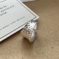 Minimalistischer S925 Sterlingsilber Ring mit Hammerschlag-Optik und Zirkonia-Steinen - Matt gehämmert mit Zirkonia-Akzent (JZF122)