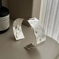 Poliertes S925 Sterlingsilber breites Armband mit Wellentextur und C-förmiger Öffnung - Gehämmerter Breiter Stil (SZO043) / 925er Silber