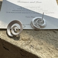 Minimalistische S925 Sterlingsilber Spiral-Ohrstecker mit gebürsteter Mattierung - 925er Silber / Spiral-Design (EHN054)