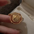 Bague rétro en or avec relief de pièce et zircons portée avec élégance au doigt - Style de Pièce Rotative en Relief (MFD069) / Couleur Or (MFD069)