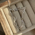 Verstellbares S925 Sterlingsilber Tropfen-Armband auf einer rustikalen Holzkiste - Tränenform Geometrischer Stil (SLS147) / 925er Silber