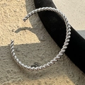 Minimalistischer offener Armreif aus 925er Sterlingsilber mit polierter Metallic-Oberfläche - Gedrehter Offener Stil (SZO048) / 925er Silber