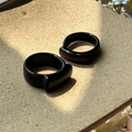 Anelli minimalisti in agata nera con design asimmetrico e finitura lucida a specchio - Stile Geometrico Minimalista Nero con Parte Superiore Piatta (32JZ59)