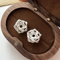 S925 Sterling Silber Matte Rosenohrringe mit gedrehtem hohlem 3D Geometriedesign - 925er Silber / Spiralblumen-Stil (EHN074)