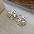 Minimalistische S925 Sterling Silber Matte Blumenohrringe mit weißer Perleneinlage - 925er Silber / Matt Silberner Blumenstil (EH223)