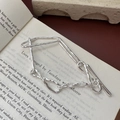 Bracciale in argento S925 con chiusura a barra e finitura martellata su libro d'epoca - Stile Geometrico Irregolare con Nodo (SLT105)