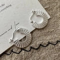 Orecchini a cerchio in argento sterling S925 con design a pieghe e trama a ventaglio - Stile geometrico plissettato (EHR091) / Argento 925