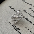 Anillo geométrico calado en plata S925 estilo retro con textura martillada sobre arpillera - Plata 925 / Ear Cuff de Rejilla Hueca (EHZ170)