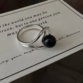 Minimalistischer Ring aus S925 Sterlingsilber mit schwarzer Achatperle und Kurven - Einstellbar Offen / Silber Schwarz Achat Perle Stil (JZB144)