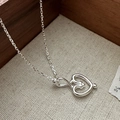 S925 Sterling Silber Stethoskop Herz Kette auf rustikalem Leinenhintergrund - Silber (XLT115)