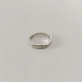 Anello minimalista in argento sterling S925 con dettaglio in zircone vista a 45 gradi - 14# / Stile texture martellata (JZA127)
