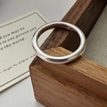 Minimalistischer S925 Sterlingsilber Ring mit Hochglanz-Finish auf einer Holzbox - 13# / Silber