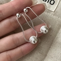 Orecchini a U in argento sterling S925 con pendente a occhio di gatto tenuti in mano - Argento 925 / Argento (EHK083)