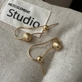Orecchini a U in argento S925 con perle dorate lucide e spazzolate dal design minimal - Argento 925 / Oro (EHK083)