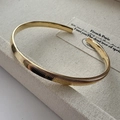 Minimalistischer S925 Sterling Silber Armreif mit goldener Wellenstruktur und Luxus-Finish - 925er Silber / Gold
