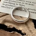 S925 sterling zilveren verstelbare ring met matte textuur en verticale strepen - Verstelbaar Open / Matte Vintage Verticale Textuur Stijl (JZA113)