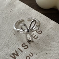 S925 Sterling Silber Blumenring mit verstellbarem offenem Design auf beigem Stoff - Einstellbar Offen / Silberne kleine Blumenart (JZA111)