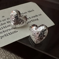 Pendientes de corazón en plata de ley S925 con acabado martillado y diseño minimalista - Estilo Corazón Plateado Martillado (EHI075) / Plata 925