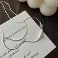 Elegante collar de cuentas de plata de ley S925 con flor en fondo de tarjeta blanca - Plata 925 / Estilo Floral de Cuentas (XLV131)