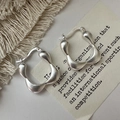 Matte S925 Sterling Silber Creolen mit flüssigem Wellendesign im quadratischen Geometrie-Stil - Unregelmäßige Welle Matten Stil (EHJ078) / 925er Silber