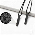 Detalle macro del collar de barra negra con piedra de proyección Te Amo en 100 idiomas - Negro
