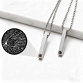 Primer plano del collar de pilar con proyección Te amo en 100 idiomas diferentes - Plateado