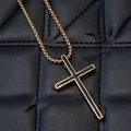 Collier croix en acier inoxydable bicolore avec finition or et incrustation noire - Collection Croix / Or rose