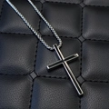 Collier croix bicolore en acier inoxydable avec émail noir sur cuir matelassé - Collection Croix / Argenté