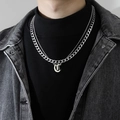 Détail d'un collier double chaîne cubaine en acier inoxydable avec pendentif lettre C - Lettre C