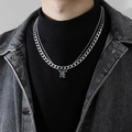 Détail d'un collier homme double couche maille cubaine avec pendentif lettre 'HF' en argent - Lettre H