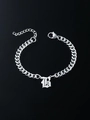 Dettaglio del ciondolo con lettera B gotica d'argento su un bracciale a catena piatta - Lettera B