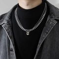Détail de la double chaîne cubaine en acier argenté avec pendentif lettre T gothique - Lettre T
