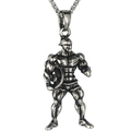 Silberne Bodybuilding-Halskette mit muskulösem Mann und Hantelscheiben-Anhänger - Muskelmann mit Mütze und Hantelscheibe (NM022s)