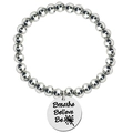 Detail der Silberperlenkette mit graviertem Breathe Believe Be Pusteblume-Anhänger - Silber - Breathe Believe Be