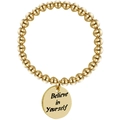 Detailansicht eines goldenen Perlenarmbands mit Believe in Yourself Gravur-Anhänger - Gold - Believe in Yourself