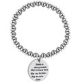 Detail eines silbernen Perlenarmbands mit graviertem rundem Anhänger und Inspirationsspruch - Silber - Strong Woman