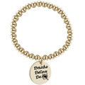 Goldenes Perlenarmband mit graviertem Breathe Believe Be Anhänger auf weißem Grund - Gold - Breathe Believe Be