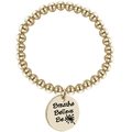 Détail du bracelet à billes dorées avec médaille gravée Breathe Believe Be et pissenlit - Doré