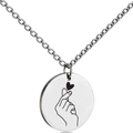 Collar minimalista de acero inoxidable con colgante redondo pulido e icono de corazón de dedo - Gesto de Corazón