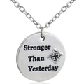 Silberne Halskette mit Stronger Than Yesterday Gravur und Hantel-Grafikanhänger - Silber / Stronger Than Yesterday Rund (NTN004s)