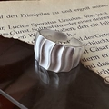 Anillo ancho de plata de ley S925 mate con textura ondulada sobre papel vintage - Abierto Ajustable / Diseño de Onda (JZA110)
