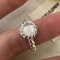 Anillo vintage de plata S925 con piedra lunar redonda y diseño de banda trenzada - Abierto Ajustable / Estilo Plateado Retro (JZA124)