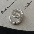 Élégantes boucles d'oreilles créoles torsadées en argent sterling S925 avec fini poli - Texture Torsadée Argentée (EHK070) / Argent 925