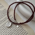 Collana in argento S925 con pendente conchiglia e perle di agata rossa su libro vintage - Argento 925 / Collana con Ciondolo in Agata Rossa e Conchiglia (41TL13)