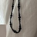 Collana minimalista in argento S925 con perle nere sfumate su sfondo di lino - Argento 925 / Stile Perline Sfumate Nere (51TL43)