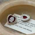Vintage Herz-Ohrstecker aus S925 Silber mit rotem Cameo-Rose und hohlem Blütenrahmen - 925er Silber / Rot