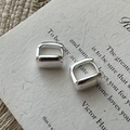 Orecchini a cerchio quadrati minimalisti in argento sterling S925 su sfondo di carta artistica - Argento 925 / Huggie Quadrato (EHY099)