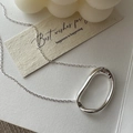 Minimalistische S925 Sterling Silber Kette mit ovalem Anhänger auf weißem Hintergrund - Unregelmäßiger Ovaler Stil (Xl303) / 925er Silber