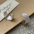 Créoles en argent sterling S925 en forme de C avec une texture mate brossée chic - Style C-Shape Argenté Brossé (EHI071)