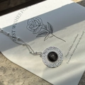 S925 Sterling Silber Kette mit strukturiertem Obsidian-Anhänger auf einer Geschenkkarte - 925er Silber / Silberner Runder Schwarzstein-Stil (XL282)
